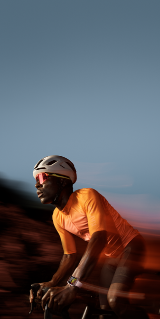 Imagen de una persona andando en bicicleta con un Apple Watch Series 9.