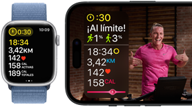 Imagen de un Apple Watch que muestra métricas de entrenamiento junto a un iPhone que muestra un entrenamiento de Apple Fitness+