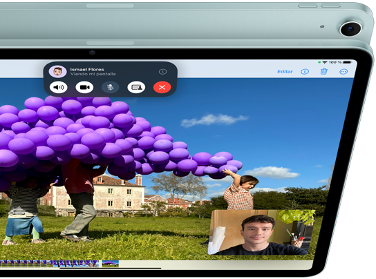iPad Air con cámara frontal ultra gran angular de 12 MP que muestra la funcionalidad SharePlay en FaceTime