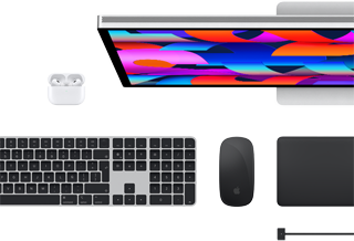 Accesorios para el Mac desde arriba: Studio Display, AirPods, Magic Keyboard, Magic Mouse y Magic Trackpad