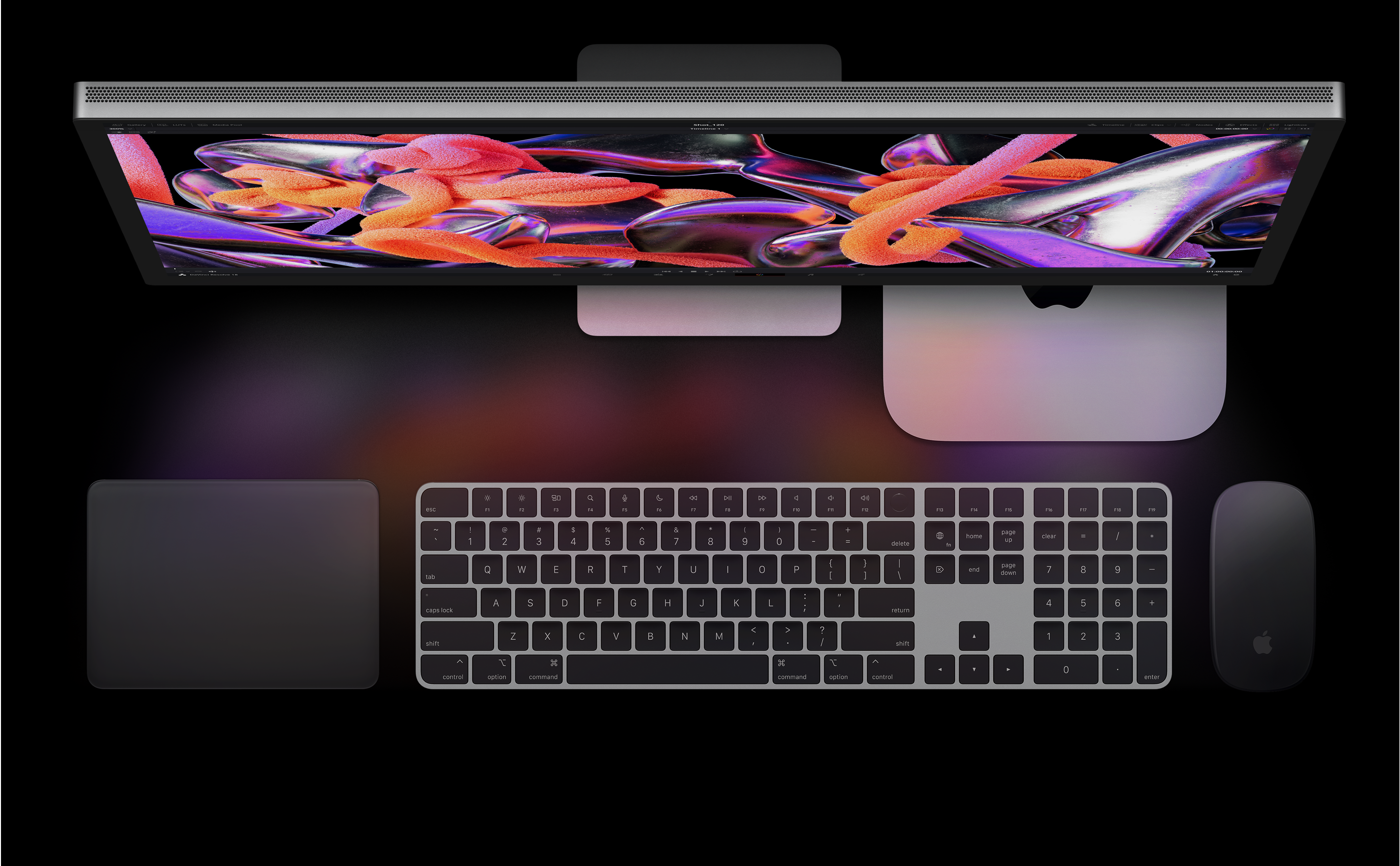 Vista desde arriba de un monitor Studio Display, una Mac mini, un Magic Trackpad, un Magic Keyboard y un Magic Mouse.