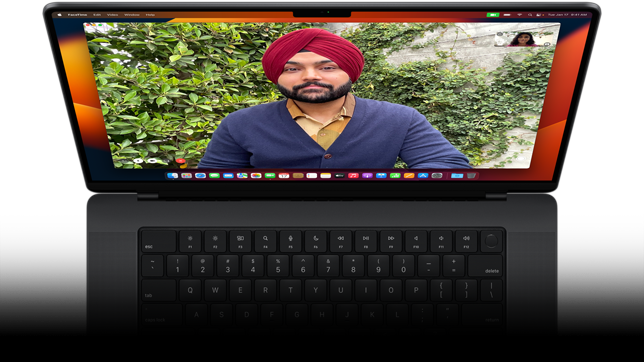 Imagen de la MacBook Pro que muestra una llamada de video de FaceTime