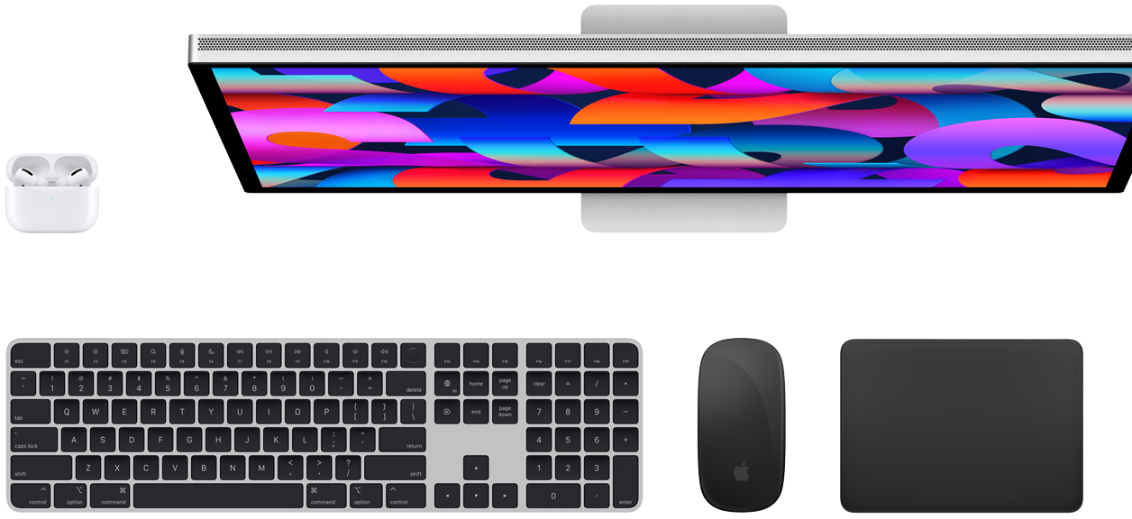 Vista desde arriba de unos AirPods, un monitor Studio Display, un Magic Keyboard, un Magic Mouse y un Magic Trackpad